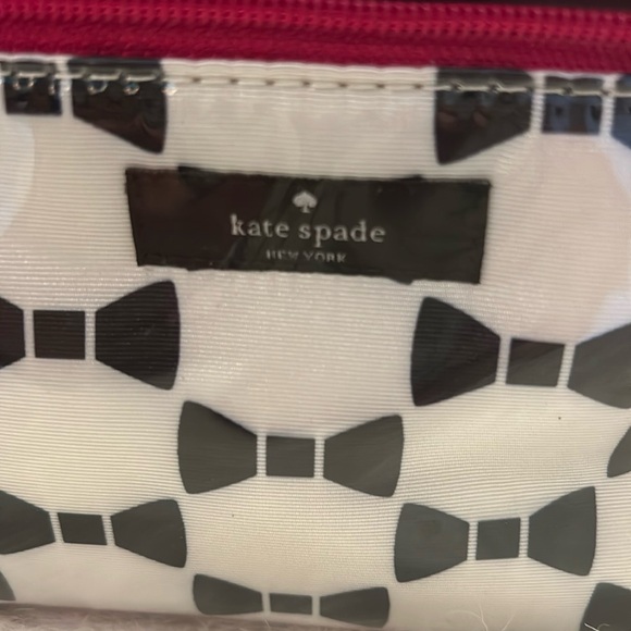 KATE SPADE TOILETRY/COSMETIC TRAVELER BAG (TUXEDO HEDDY PRINT) - Picture 2 of 15